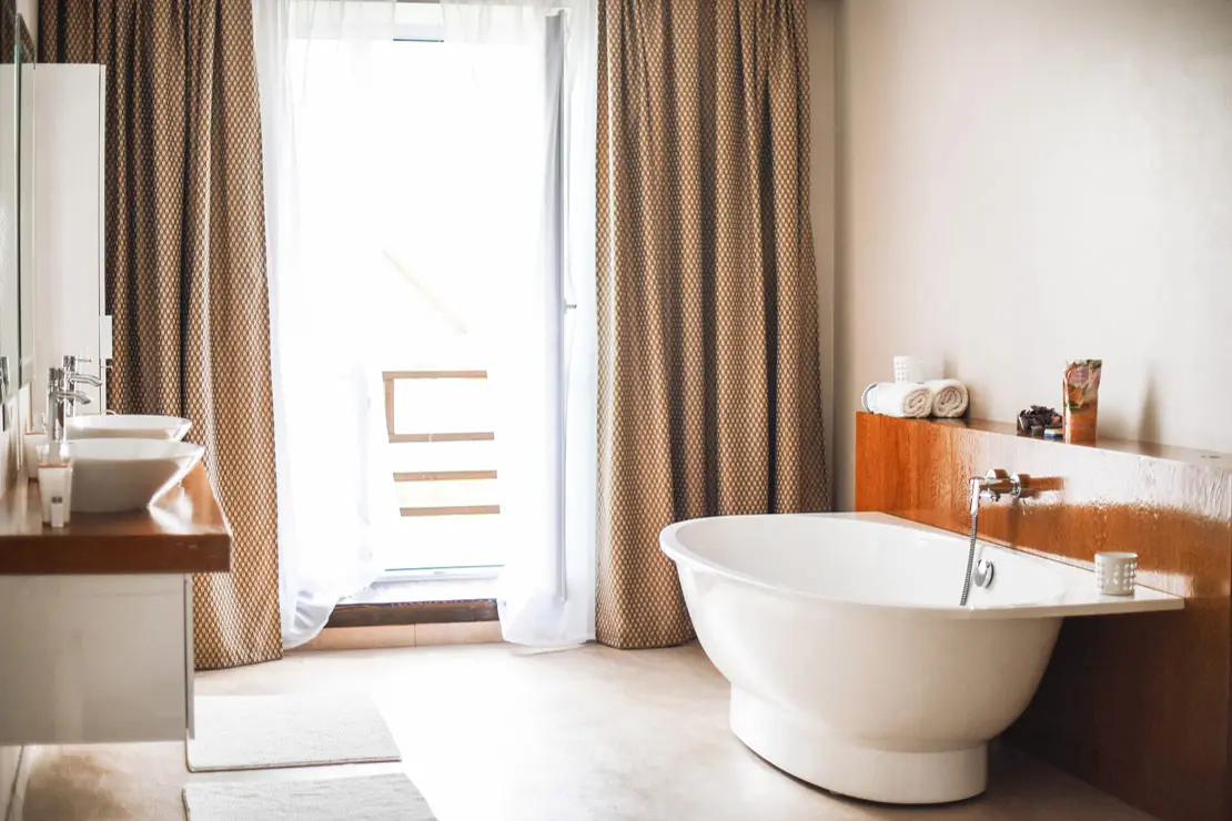 Salle de bain avec des murs et un sol en béton ciré beige à Limoges